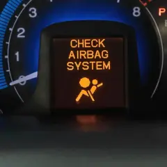 Na desce rozdzielczej świeci się komunikat "CHECK AIRBAG SYSTEM" i symbol poduszki powietrznej. To oznacza, że wystąpił błąd systemu airbag.