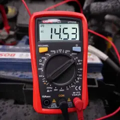 Multimetr pokazuje 14.53V, co świadczy o poprawne ładowanie alternatora. Sprawdzanie napięcia akumulatora.