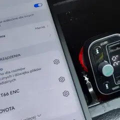 Telefon pokazuje listę sparowanych urządzeń Bluetooth, w tym transmiter S-09 Pro. Może to być powód, dlaczego transmiter szumi.