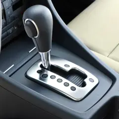 Dźwignia zmiany biegów w samochodzie, z oznaczeniami P, R, N, D, S. Czy to tiptronic czy multitronic?