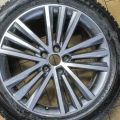 Felga aluminiowa z oponą zimową, widoczny otwór centrujący astra h.