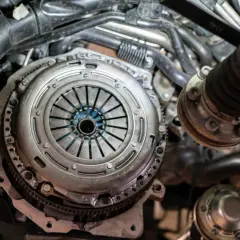 Widok mechanizmu sprzęgła. Gdy zapowietrzony wysprzęglik objawy są widoczne, może to oznaczać problemy z płynnością zmiany biegów.