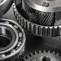 Uszkodzony torsen objawy: widoczne zużycie zębatek i łożysk, metalowe opiłki.