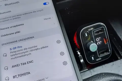 Telefon pokazuje listę sparowanych urządzeń Bluetooth, w tym transmiter S-09 Pro. Może to być powód, dlaczego transmiter szumi.