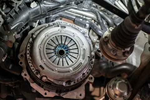 Widok mechanizmu sprzęgła. Gdy zapowietrzony wysprzęglik objawy są widoczne, może to oznaczać problemy z płynnością zmiany biegów.