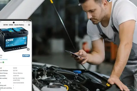 Mechanik sprawdza na telefonie, ile kosztuje nowy akumulator samochodowy Exide EK700.