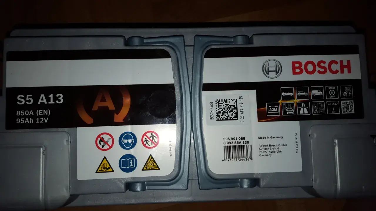 Akumulator Bosch S5 A13. Kod B 26 613 610 105 pomoże Ci jak odczytac date akumulatora.