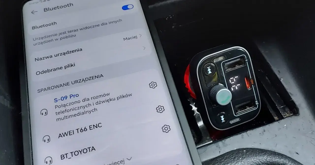 Telefon pokazuje listę sparowanych urządzeń Bluetooth, w tym transmiter S-09 Pro. Może to być powód, dlaczego transmiter szumi.