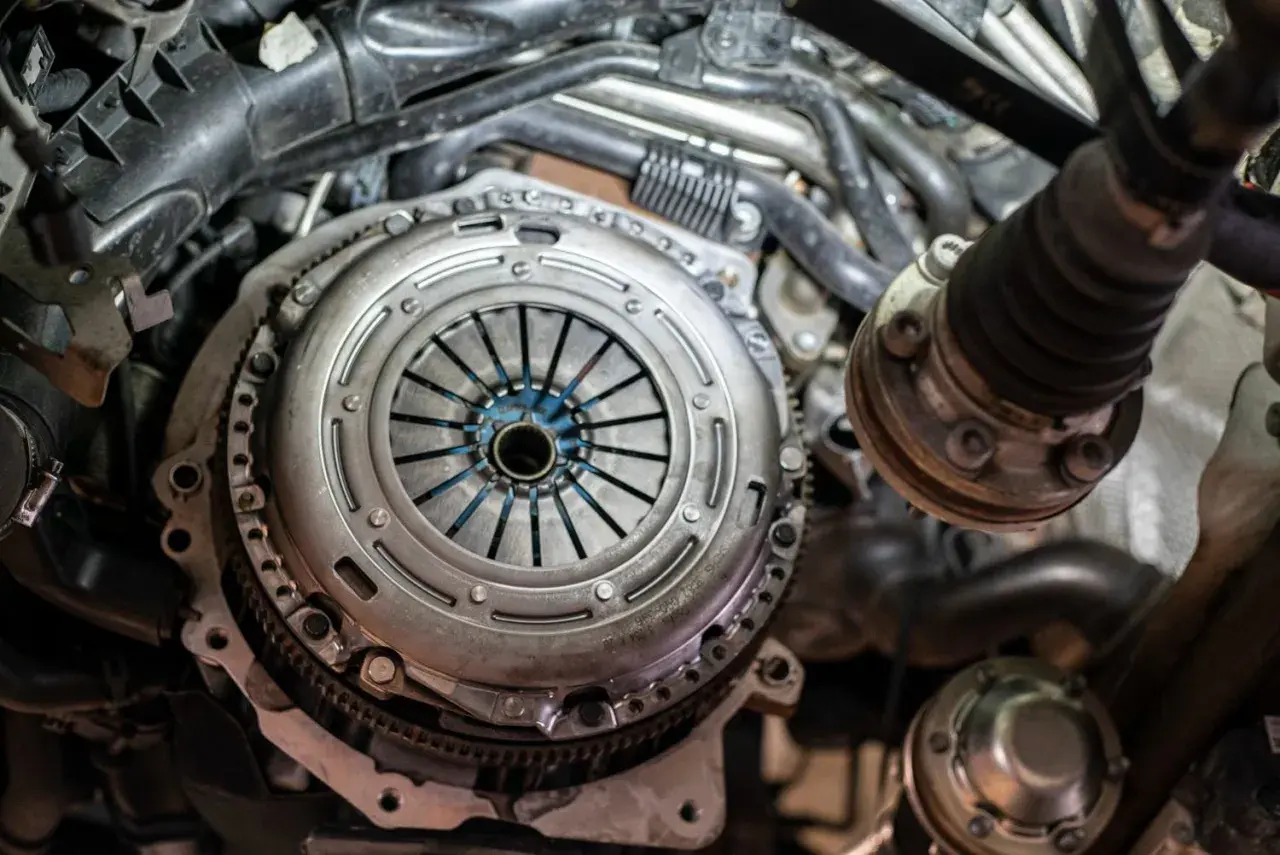 Widok mechanizmu sprzęgła. Gdy zapowietrzony wysprzęglik objawy są widoczne, może to oznaczać problemy z płynnością zmiany biegów.