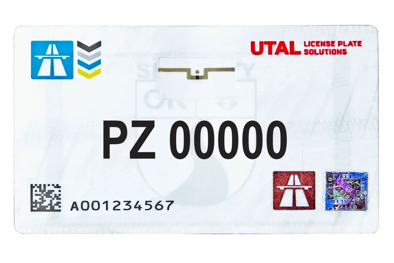 Nowe zabezpieczenie tablic rejestracyjnych przed kradzieżą. Widoczny numer PZ 00000, kod QR i hologramy.