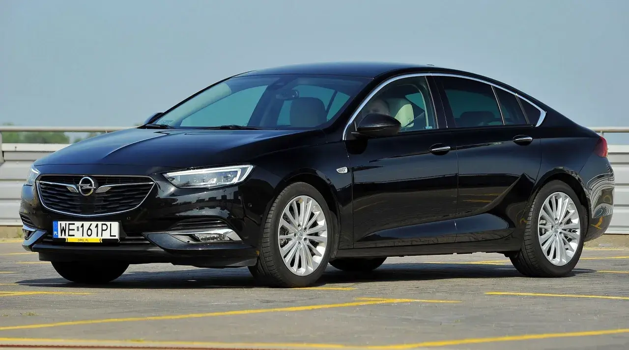 Czarny Opel Insignia na parkingu. Zastanawiasz się, jaki najlepszy silnik wybrać do tego modelu?