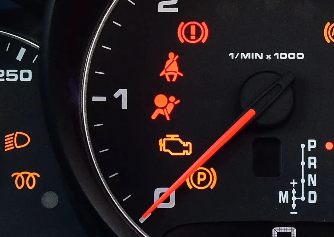 Kontrolka airbag fault świeci się na desce rozdzielczej. Oznacza to problem z systemem poduszek powietrznych.