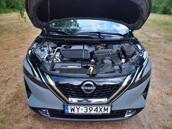 Silnik Nissan Qashqai e-POWER. Pod maską widać jednostkę napędową hybrydową.