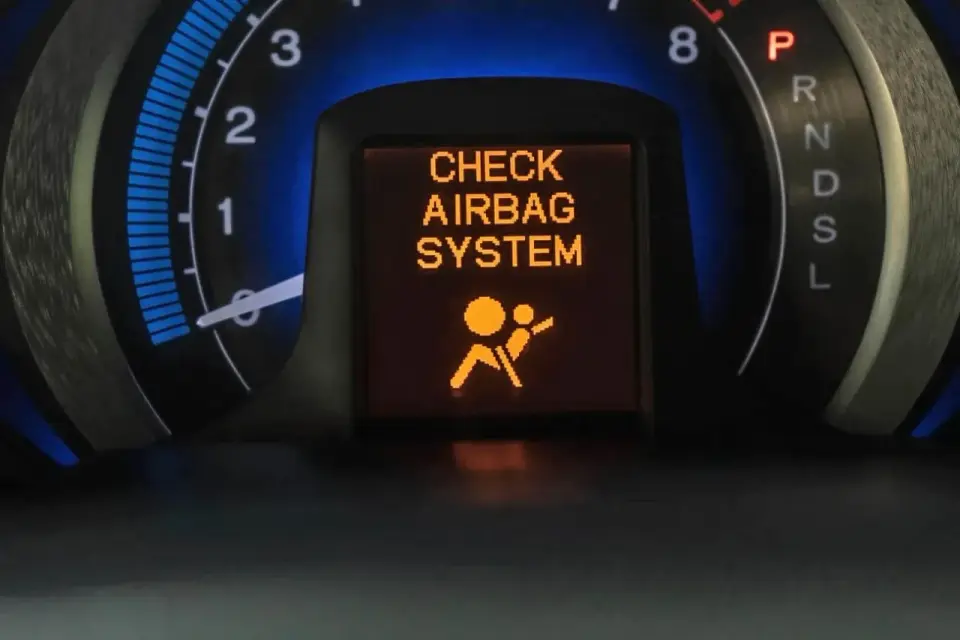 Błąd airbag - Poznaj przyczyny, koszty i czy można tak jechać?